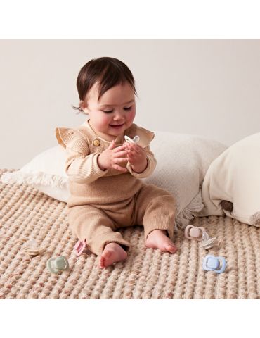 B.Box Smoczek silikonowy symetryczny 6m+ róż/latte