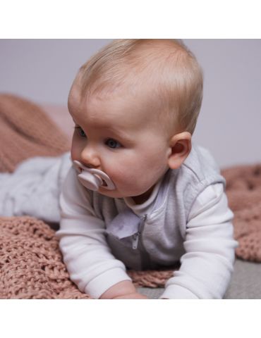 B.Box Smoczek silikonowy symetryczny 6m+ róż/latte