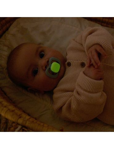 B.Box Smoczek silikonowy symetryczny 0-6m+ glow in the dark błękit/szałwia