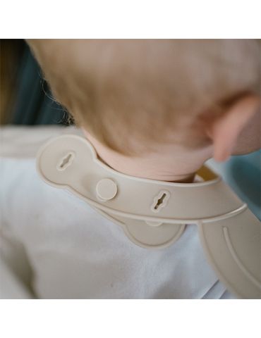 BabyOno Śliniak silikonowy z regulowanym zapięciem beżowy